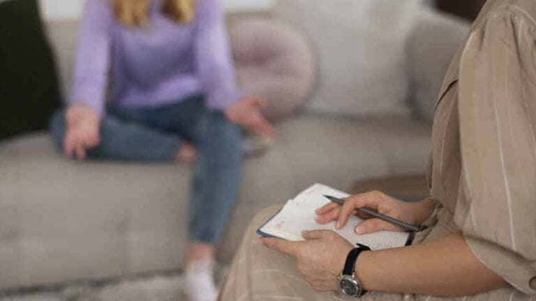 mujer-con buso-morado