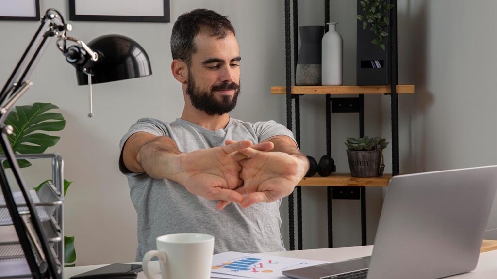 5 ejercicios de pausas activas en el trabajo que reducen el estrés
